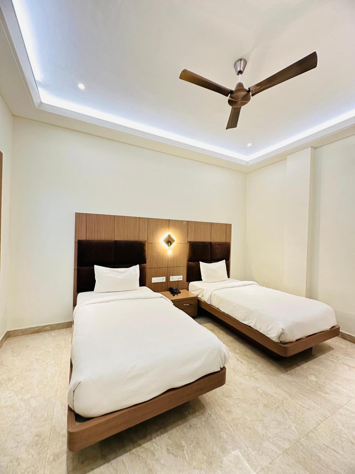Hotel Lotus Inn Sirsa Экстерьер фото